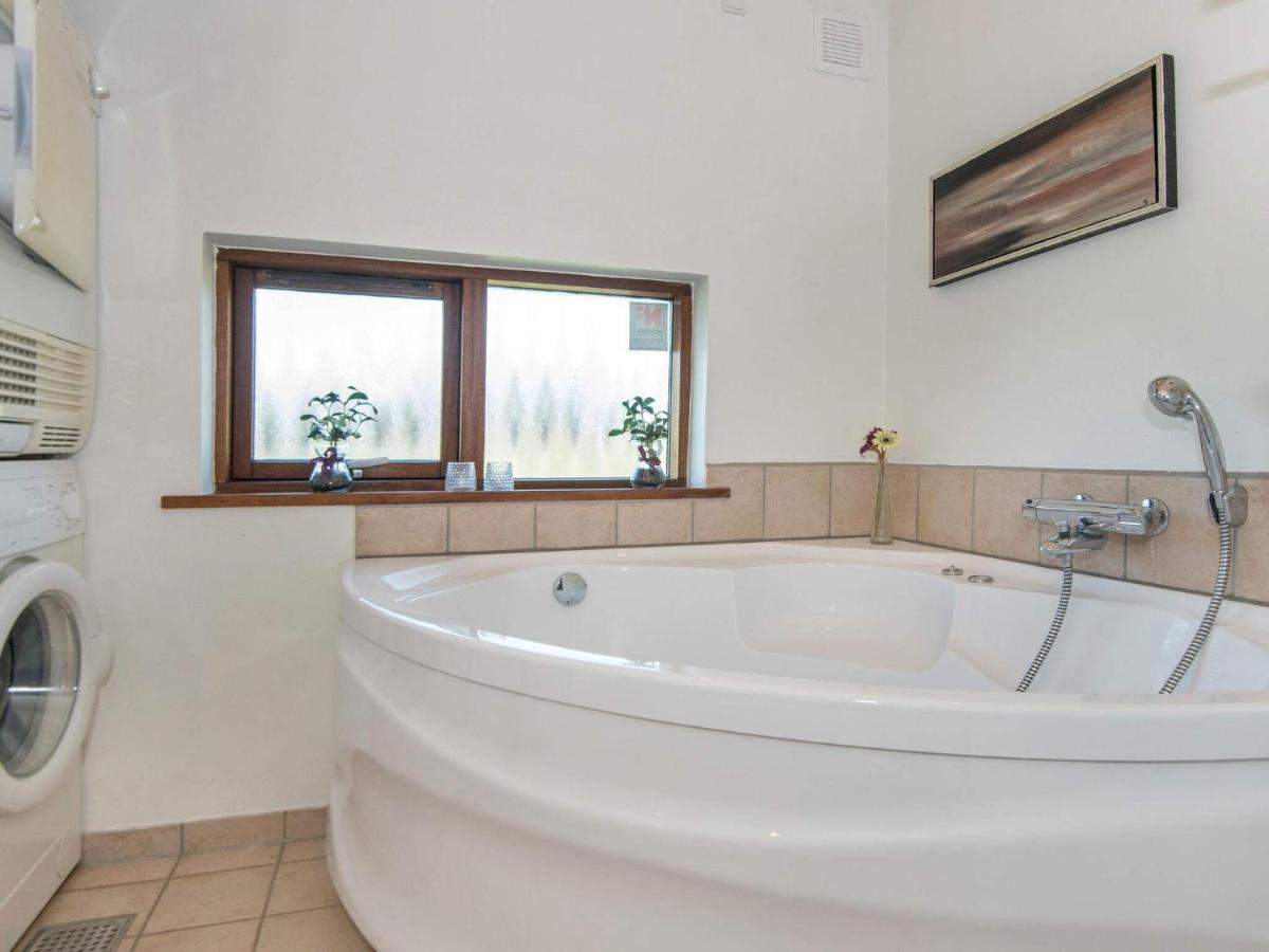 8 Person Holiday Home In Ulfborg Exteriör bild